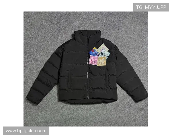 时尚与运动结合 足球女运动卫衣打造舒适动感潮流穿搭 时尚与运动结合 足球女运动卫衣打造舒适动感潮流穿搭