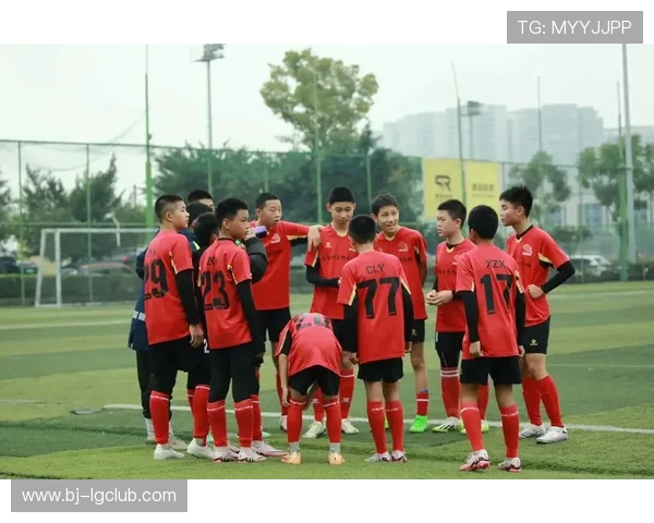 足球与偶像完美融合五颜六色的青春梦幻世界尽显运动与艺术魅力